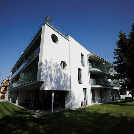 Bauhaus Labi Garden Wellness Apartment